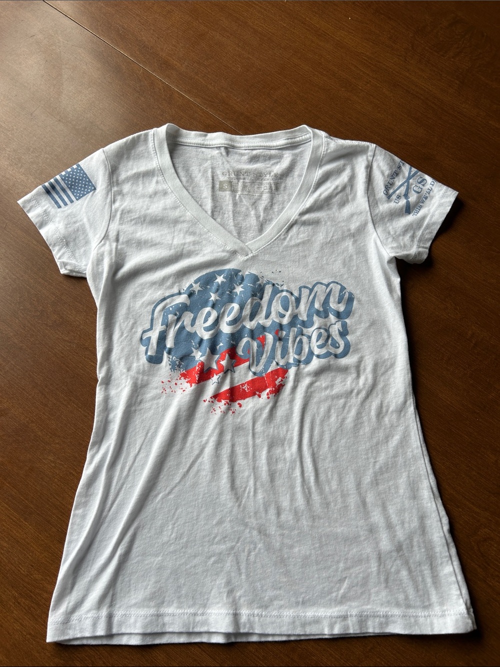 Grunt Style White V-Neck "Freedom Vibes" Graphic Tee size S women’s